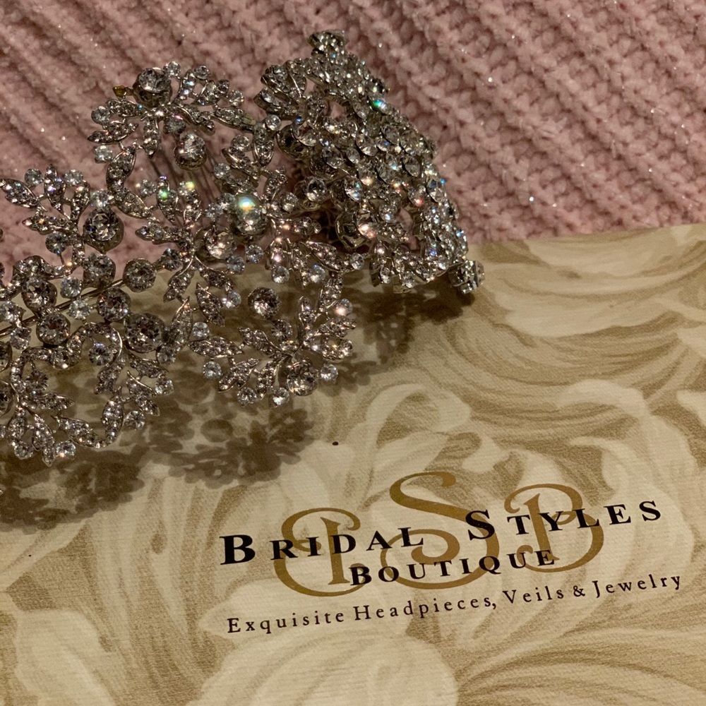Bridal styles boutique headpiece